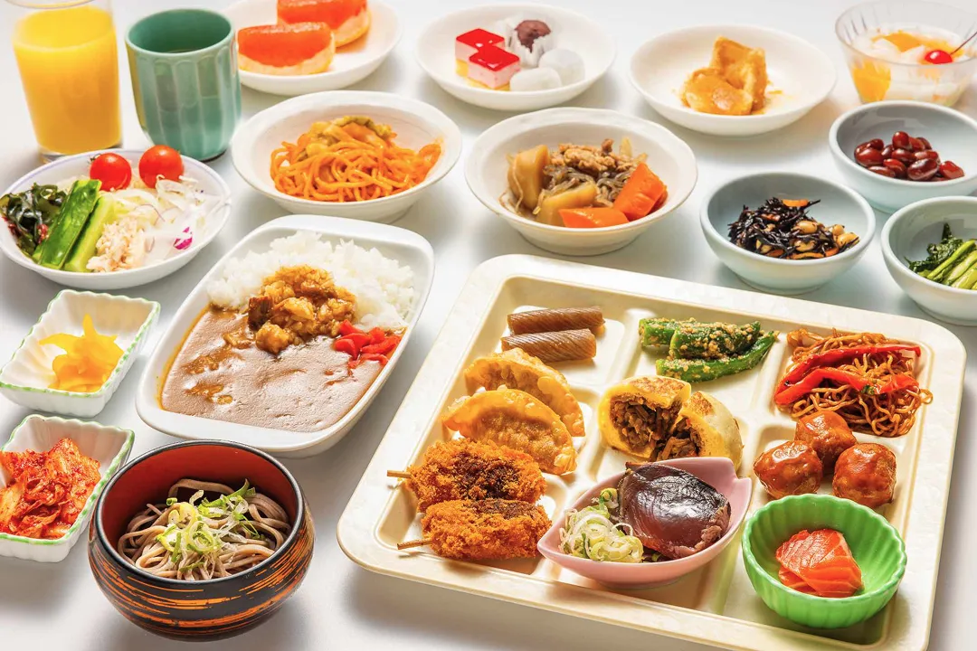 カレーライス、そば、揚げ物、煮物、サラダ、デザートなど、和洋中バラエティ豊かな種類豊富な日帰りバイキングの料理。