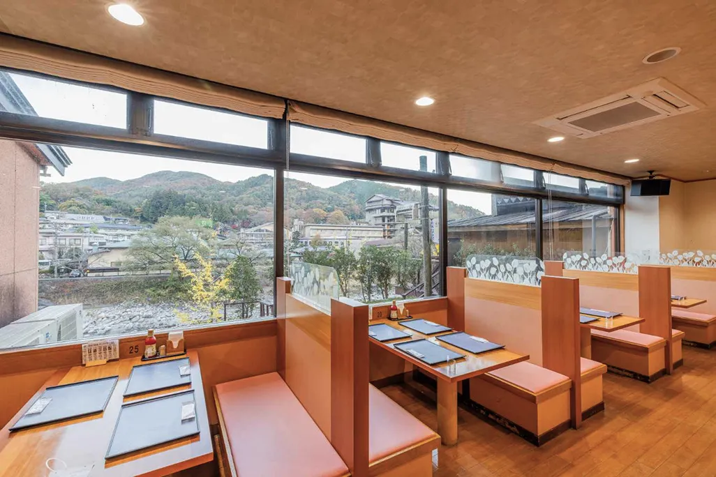 大きな窓から外の景色が一望できる、明るく開放的なバイキング会場「福寿草」のレストラン内の様子。