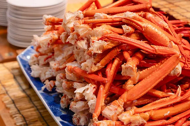 皿に山盛りにされた、殻付きの茹でた紅い蟹の脚（蟹足）。