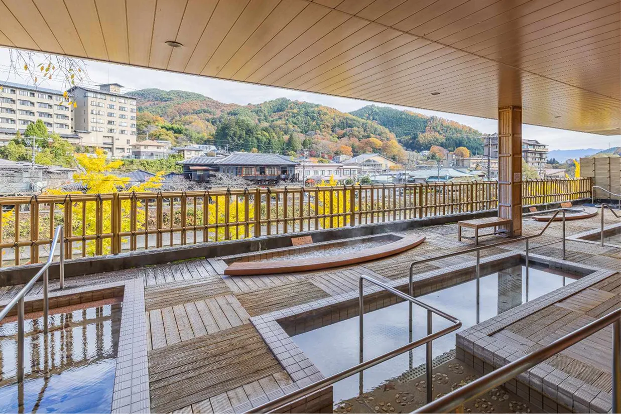 紅葉した山々と温泉街を見渡せる、開放感あふれる足湯。