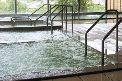 泡風呂と手すり