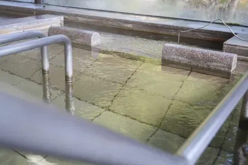 手すりのある内湯