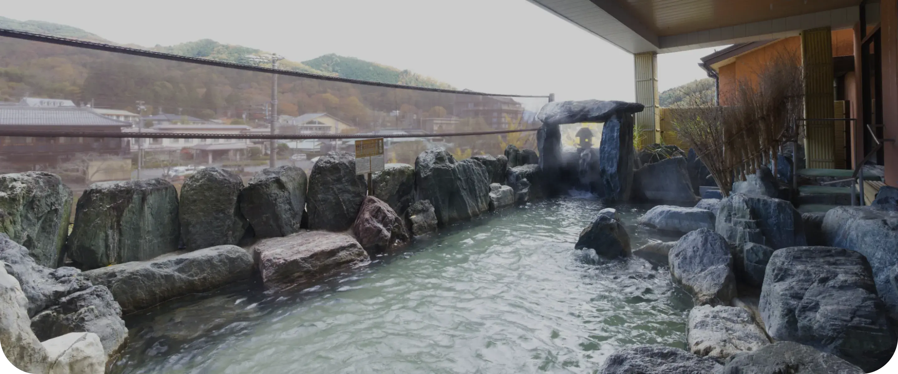 イメージ：緑に囲まれた岩の露天風呂。