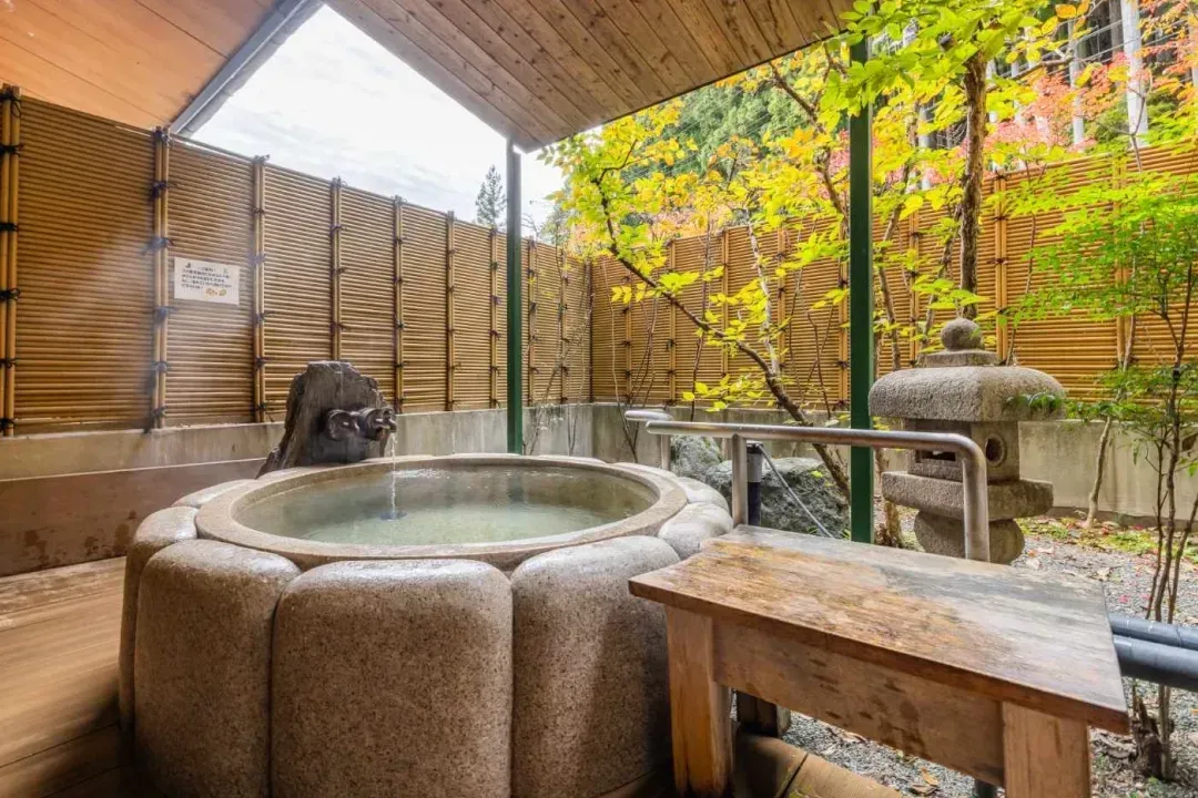 石造りの壺風呂