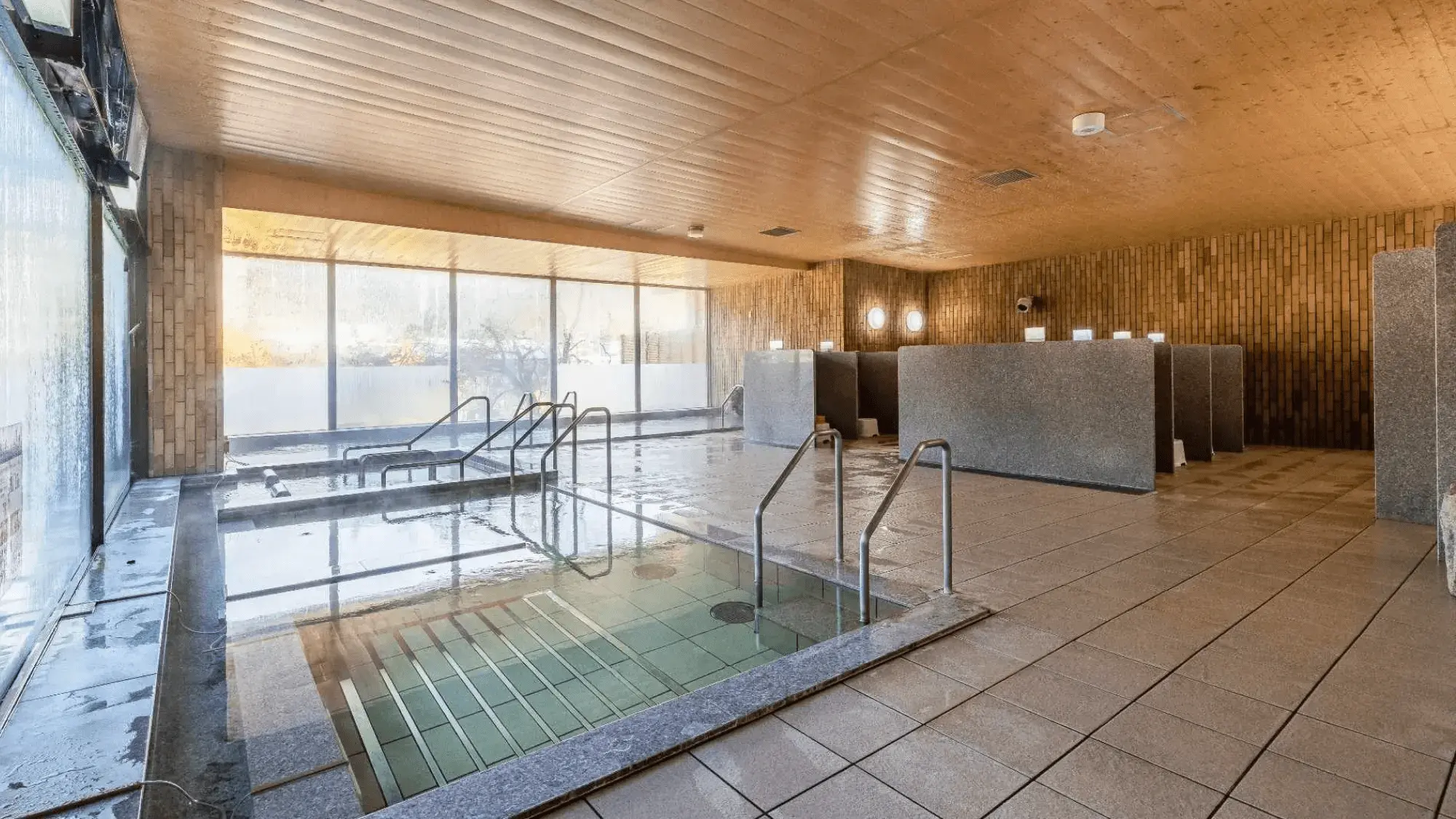 大浴場と洗い場、浴槽が２つある温泉