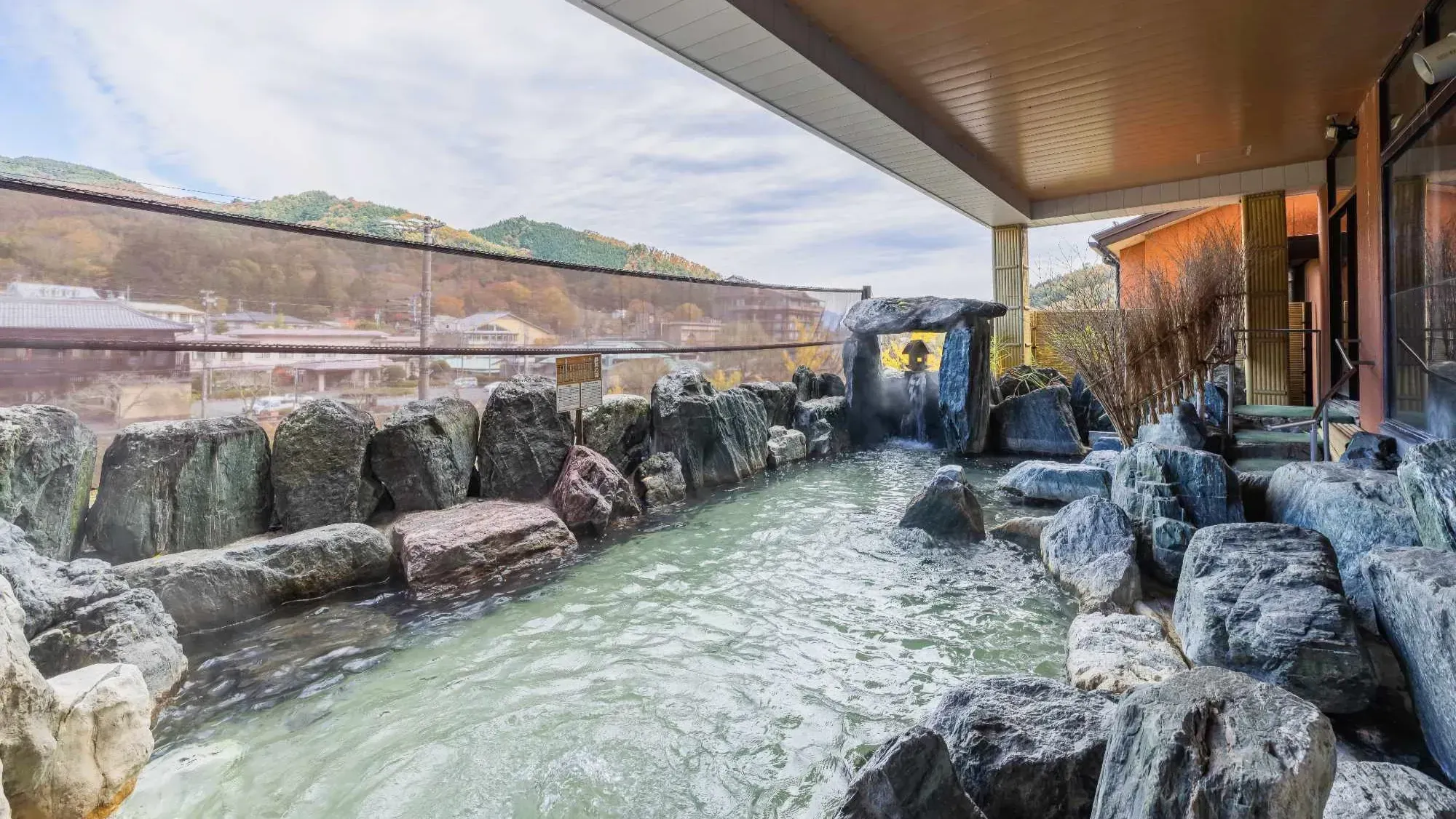 露天風呂と岩の景色