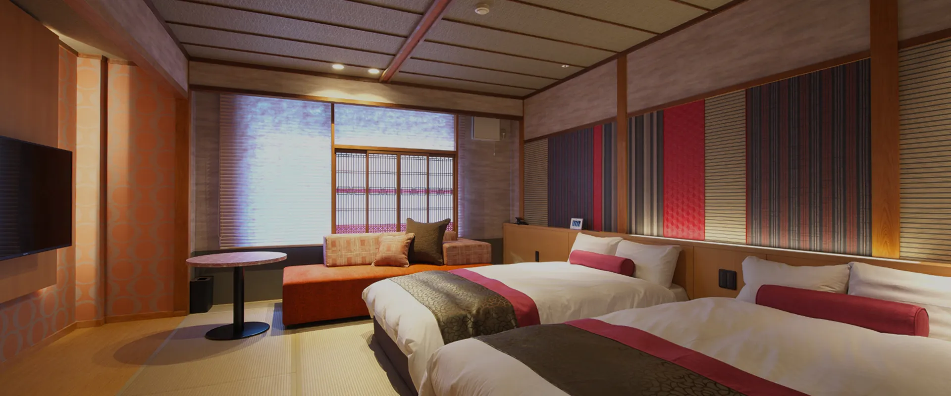 イメージ：赤や紺の和柄が壁面に配された、華やかな和モダン和洋室。