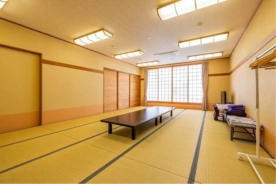 横に長い座卓を囲める広々とした宴会場。大人数でもゆとりを持って過ごせる開放的な空間です。