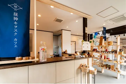 様々なお土産を展示している店内の様子