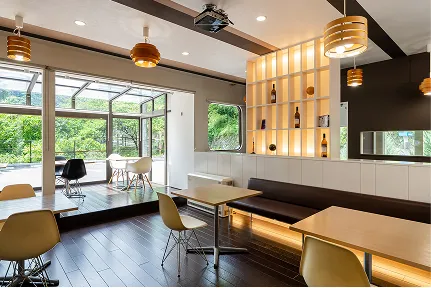 あたたかなオレンジ色の照明が照らす、落ち着いた雰囲気の食堂