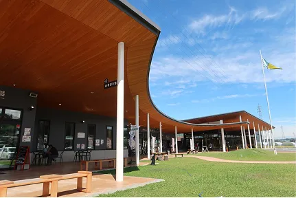 芝生のそばにベンチがいくつかあり、のんびりと休憩ができるマルシェ