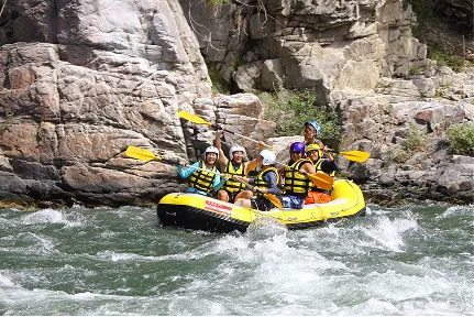 ボートに乗ってラフティングを楽しむ様子