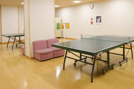 広々とした温泉旅館の卓球コーナー