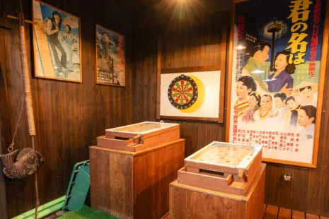 レトロな雰囲気の射的とダーツコーナー