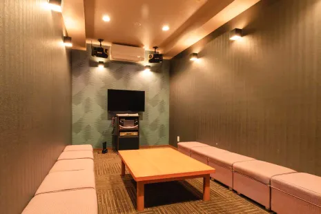 温泉旅館のプライベートなカラオケルーム
