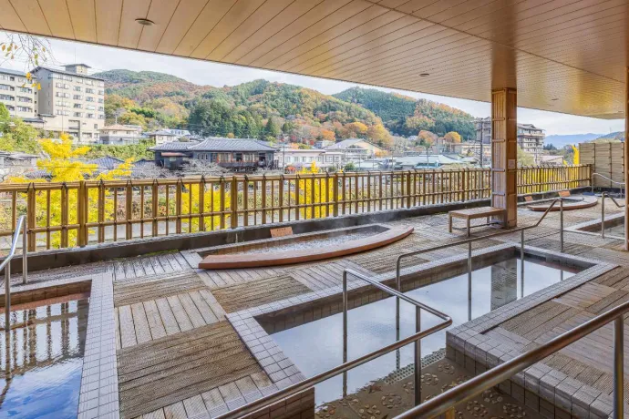 開放感のある展望足湯と温泉街の景色