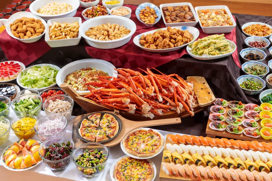 カニや寿司など豊富なメニューの豪華なバイキング