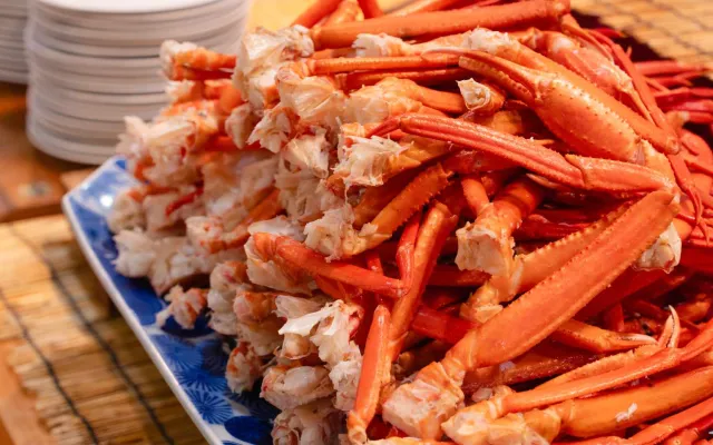 豪快に盛り付けられたカニの足