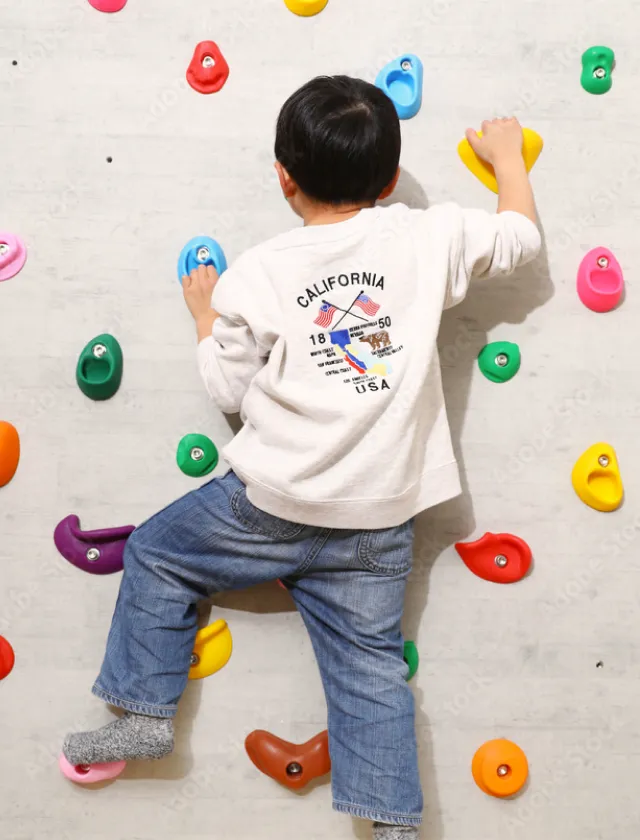 ボルダリングを楽しむ子供